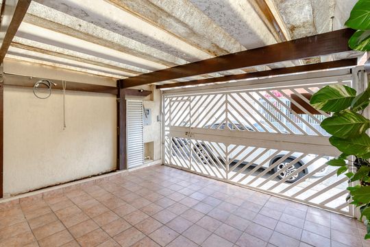 Garagem de casa à venda com 2 quartos, 112m² em Jardim Aeroporto, São Paulo