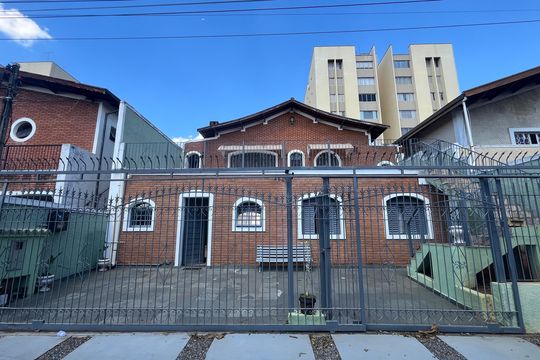 Fachada de casa à venda com 6 quartos, 245m² em Chácara da Barra, Campinas