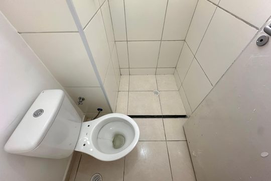Banheiro de kitnet/studio para alugar com 1 quarto, 30m² em Santo Cristo, Rio de Janeiro