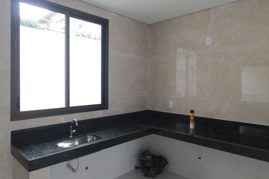 Cozinha de casa de condomínio à venda com 3 quartos, 140m² em Trevo, Belo Horizonte