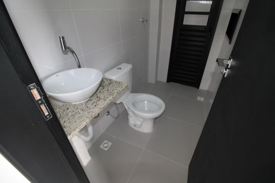 Banheiro de apartamento à venda com 1 quarto, 36m² em Parada Inglesa, São Paulo