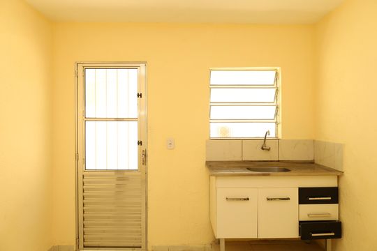 Cozinha de casa para alugar com 1 quarto, 70m² em Vila Carmosina, São Paulo