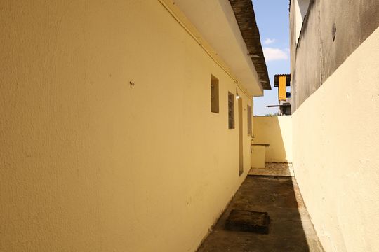 Quintal - Corredor de casa para alugar com 1 quarto, 70m² em Vila Carmosina, São Paulo