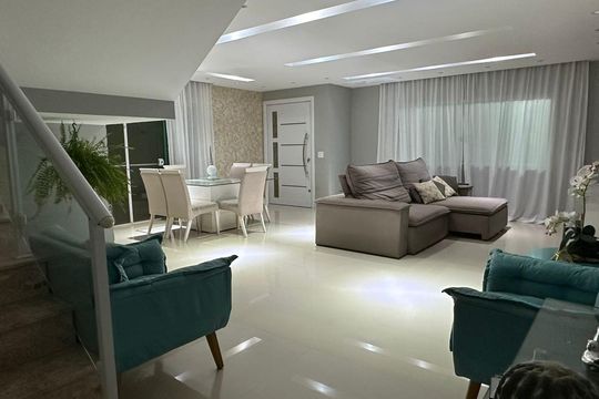 Sala de casa de condomínio à venda com 3 quartos, 350m² em Jacarepaguá, Rio de Janeiro