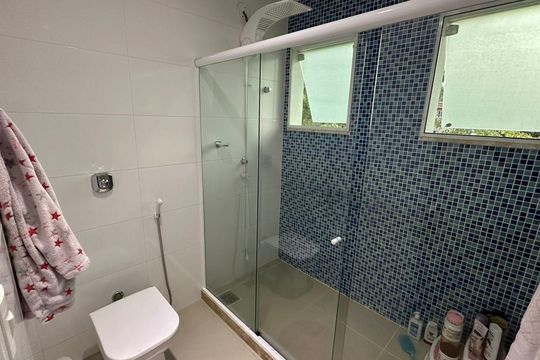 Banheiro das Suítes 1 e 2 de casa de condomínio à venda com 3 quartos, 350m² em Jacarepaguá, Rio de Janeiro