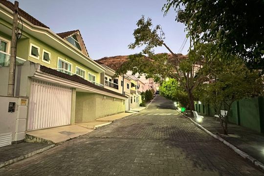 Fachada de casa de condomínio à venda com 3 quartos, 350m² em Jacarepaguá, Rio de Janeiro