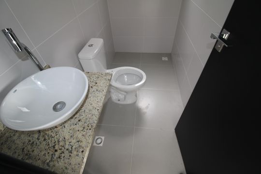 Banheiro de apartamento à venda com 1 quarto, 36m² em Parada Inglesa, São Paulo