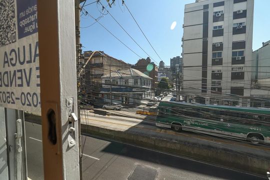 Vista Sala de apartamento à venda com 3 quartos, 112m² em Santa Cecília, Porto Alegre