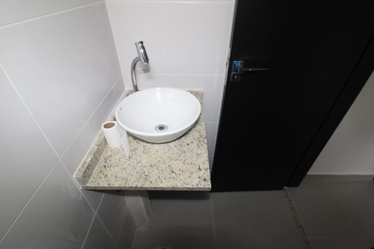 Banheiro de apartamento à venda com 1 quarto, 29m² em Parada Inglesa, São Paulo