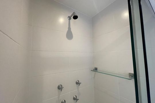 Banheiro de kitnet/studio para alugar com 1 quarto, 30m² em Butantã, São Paulo