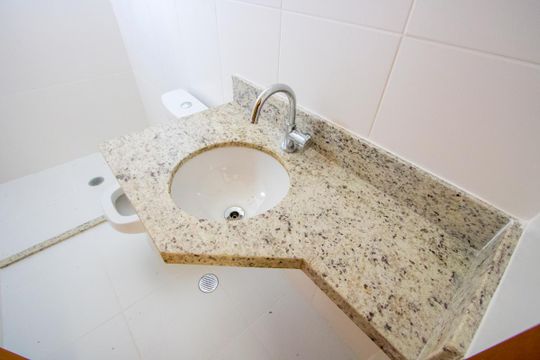 Banheiro social de apartamento à venda com 3 quartos, 85m² em Vila Alzira, Santo André