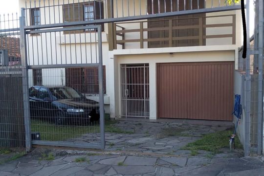Fachada de casa à venda com 4 quartos, 200m² em Jardim Sabará, Porto Alegre