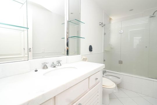 Banheiro do Quarto 3 de apartamento para alugar com 4 quartos, 626m² em Barra da Tijuca, Rio de Janeiro