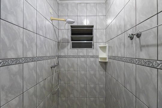 Banheiro de casa para alugar com 2 quartos, 60m² em Jardim Marília, São Paulo