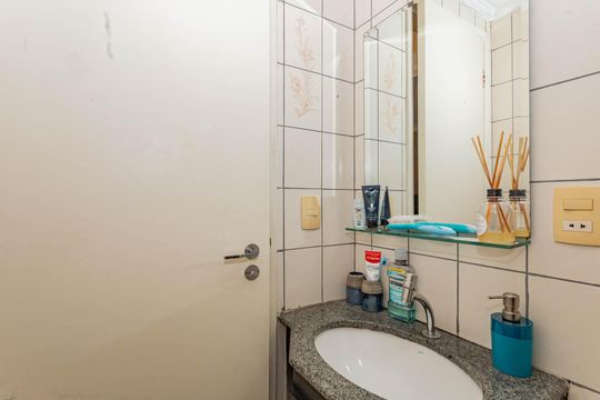 Banheiro de apartamento à venda com 2 quartos, 64m² em Vila Gumercindo, São Paulo
