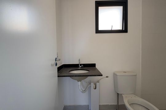 Banheiro  de apartamento à venda com 2 quartos, 40m² em Jardim Cristiane, Santo André