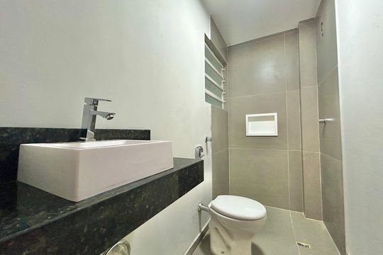 Banheiro de apartamento à venda com 1 quarto, 49m² em Centro, São Leopoldo