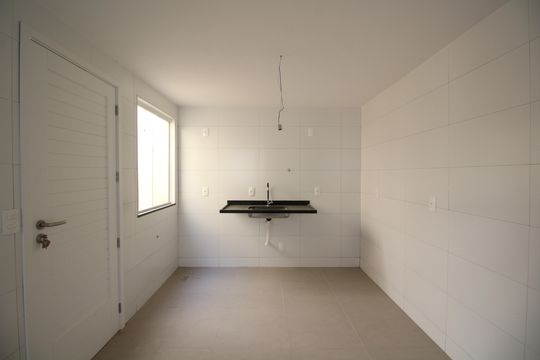 Cozinha de casa de condomínio à venda com 2 quartos, 81m² em Tanque, Rio de Janeiro