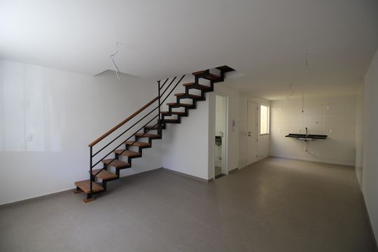 Sala de casa de condomínio à venda com 2 quartos, 81m² em Tanque, Rio de Janeiro