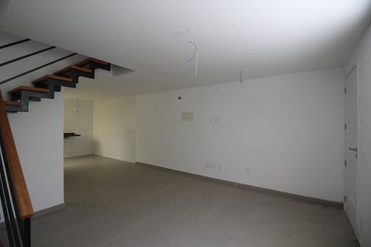 Sala de casa de condomínio à venda com 2 quartos, 81m² em Tanque, Rio de Janeiro