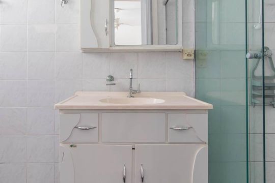 Banheiro de apartamento para alugar com 1 quarto, 35m² em Menino Deus, Porto Alegre
