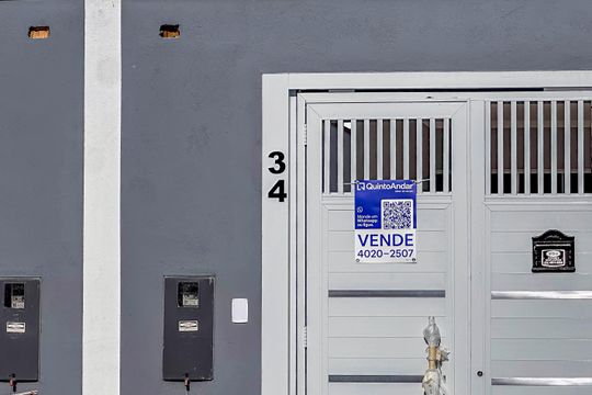 Placa Instalada na Fachada de casa à venda com 3 quartos, 190m² em Vila Scarpelli, Santo André