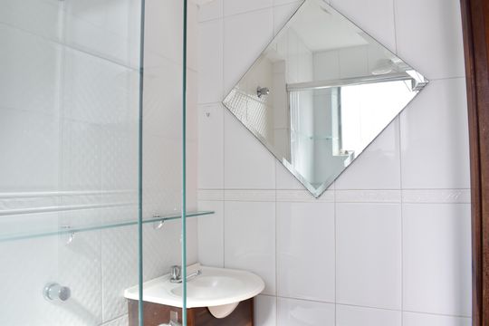 Banheiro de casa para alugar com 1 quarto, 28m² em Centro, Curitiba