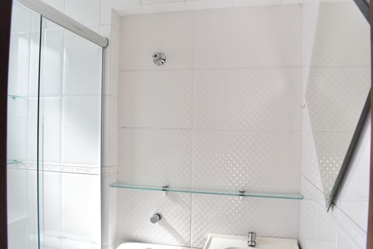 Banheiro de casa para alugar com 1 quarto, 28m² em Centro, Curitiba