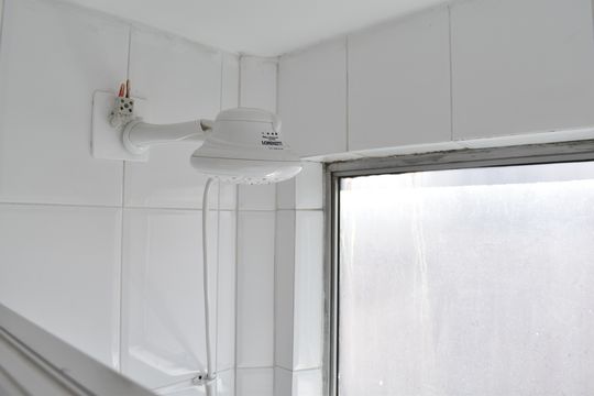 Banheiro de casa para alugar com 1 quarto, 28m² em Centro, Curitiba
