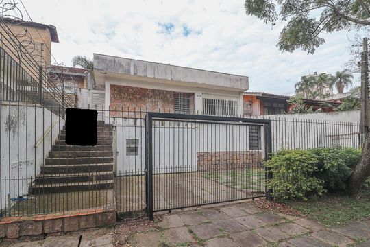 Fachada de casa à venda com 3 quartos, 150m² em Chácara das Pedras, Porto Alegre