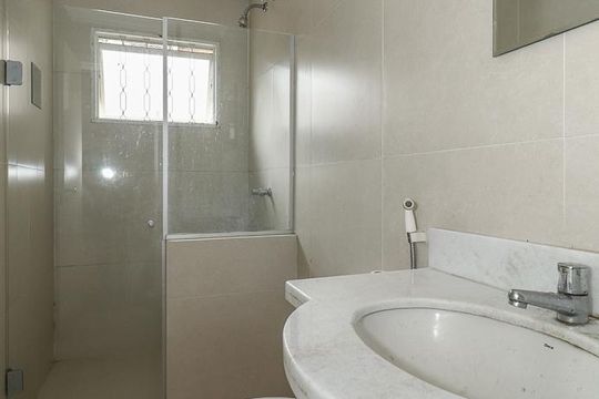 Banheiro da Suíte de casa à venda com 3 quartos, 150m² em Chácara das Pedras, Porto Alegre