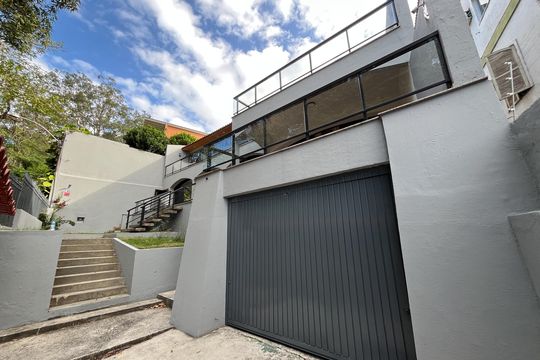 Fachada de casa à venda com 7 quartos, 565m² em Jardim Guanabara, Rio de Janeiro