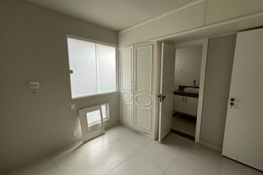 Quarto 1 de casa à venda com 7 quartos, 565m² em Jardim Guanabara, Rio de Janeiro
