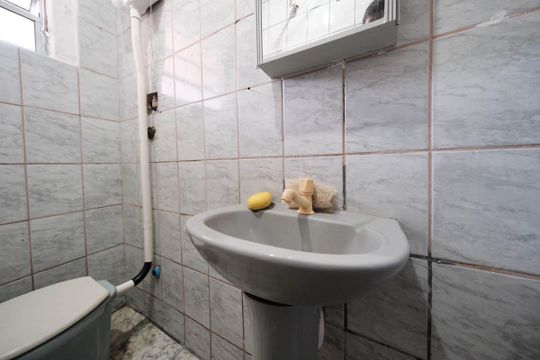 Banheiro Social de casa à venda com 1 quarto, 50m² em Jardim Verônia, São Paulo