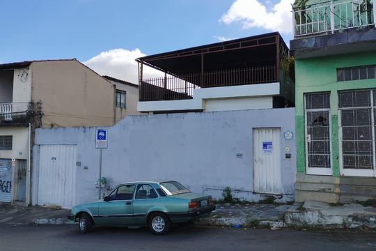 Fachada  de casa à venda com 2 quartos, 360m² em Jardim Bandeirantes, Contagem