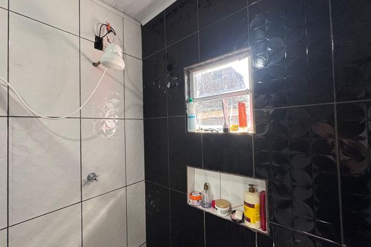 Banheiro de casa à venda com 2 quartos, 90m² em Santos Dumont, São Leopoldo