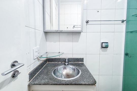 Banheiro Social de apartamento para alugar com 2 quartos, 58m² em Pinheiros, São Paulo