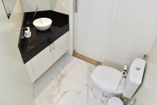 Banheiro da Suíte de apartamento para alugar com 3 quartos, 92m² em Centro, Curitiba