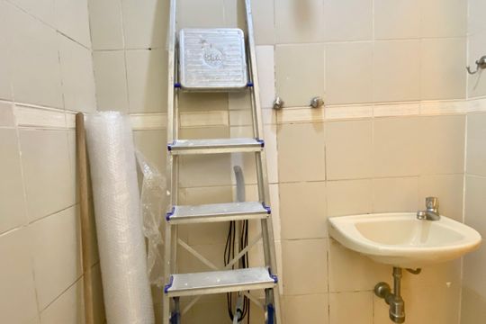 Banheiro de serviço de apartamento para alugar com 2 quartos, 103m² em Leblon, Rio de Janeiro