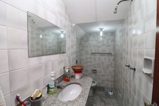 Garagem - Banheiro de casa à venda com 5 quartos, 450m² em Jardim Guanabara, Rio de Janeiro