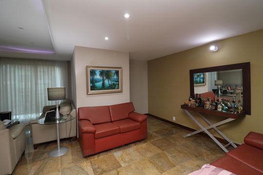 Sala de casa à venda com 5 quartos, 450m² em Jardim Guanabara, Rio de Janeiro