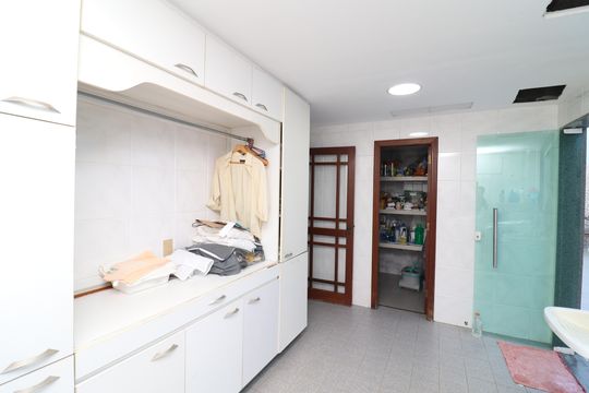 Lavanderia de casa à venda com 5 quartos, 450m² em Jardim Guanabara, Rio de Janeiro