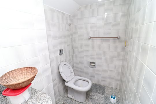Garagem - Banheiro de casa à venda com 5 quartos, 450m² em Jardim Guanabara, Rio de Janeiro