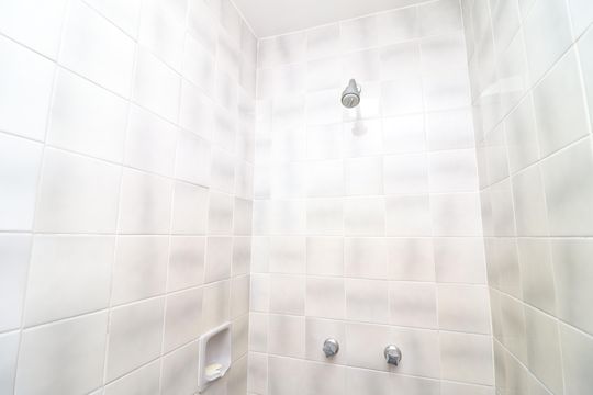 Banheiro de Serviço 2 de casa à venda com 5 quartos, 450m² em Jardim Guanabara, Rio de Janeiro