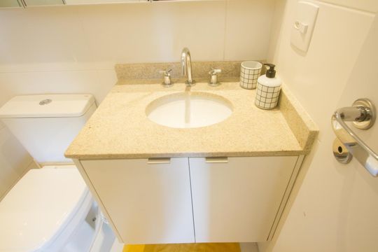 Banheiro de kitnet/studio para alugar com 1 quarto, 38m² em Chácara Santo Antônio (zona Sul), São Paulo