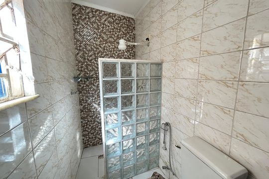 Banheiro de casa para alugar com 2 quartos, 40m² em Bento Ribeiro, Rio de Janeiro