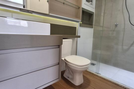 Banheiro Suíte 2 de apartamento para alugar com 2 quartos, 62m² em Barreiros, São José