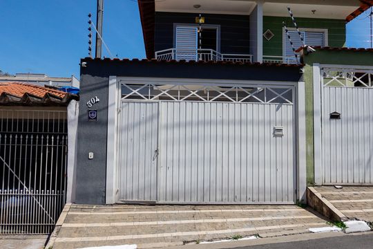 Fachada de casa à venda com 3 quartos, 149m² em Santo Antônio, Osasco