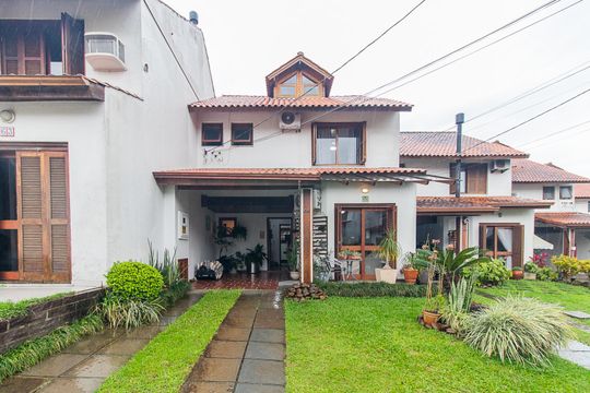Fachada de casa de condomínio à venda com 3 quartos, 126m² em Vila Nova, Porto Alegre