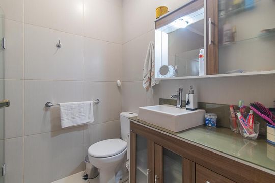 Banheiro Social de casa de condomínio à venda com 3 quartos, 126m² em Vila Nova, Porto Alegre